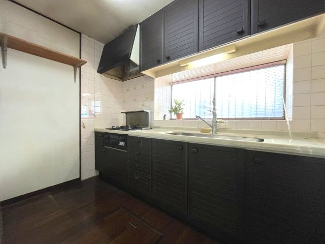 熊取町若葉1丁目　中古戸建のキッチン|幅の広いゆったりサイズのキッチンでストレスなく料理ができます。
料理好きの方も嬉しいサイズです。