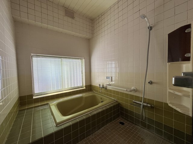 熊取町若葉1丁目　中古戸建の浴室|浴室は一日の疲れを癒してくれる場所です。
快適に過ごして頂く為にゆったりサイズのお風呂です。
