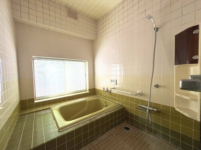 熊取町若葉1丁目　中古戸建の浴室|浴室は一日の疲れを癒してくれる場所です。
快適に過ごして頂く為にゆったりサイズのお風呂です。