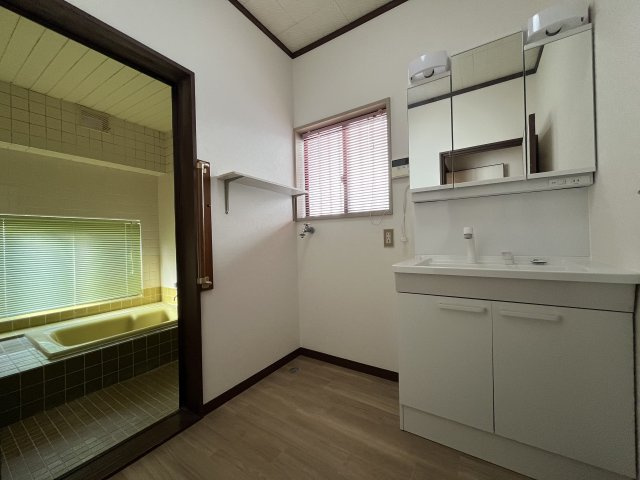 熊取町若葉1丁目　中古戸建の洗面所|3面鏡のオシャレな洗面台でメイク用品や洗顔小物などをスッキリ収納。
収納スペースが豊富です。