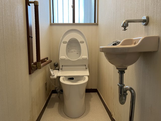 熊取町若葉1丁目　中古戸建のトイレ|窓がついており換気がしやすく嫌な臭いがこもりません。
温水洗浄、暖房便座などの機能もございます。