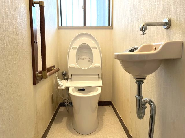 熊取町若葉1丁目　中古戸建のトイレ|窓がついており換気がしやすく嫌な臭いがこもりません。
温水洗浄、暖房便座などの機能もございます。