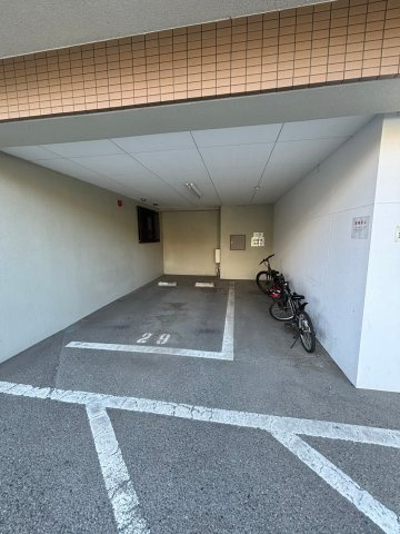 ビジネス・ワン六本松の駐車場