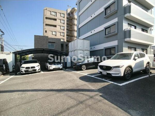 ビジネス・ワン高宮の駐車場