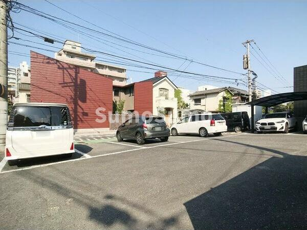 ビジネス・ワン高宮の駐車場