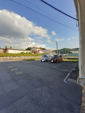 サン　ブローテ　ジンの駐車場