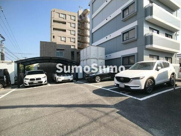 ビジネス・ワン高宮の駐車場