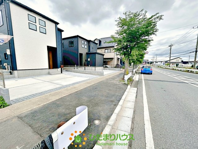 久喜市三箇５期　新築一戸建て　02　グラファーレの前面道路含む現地写真