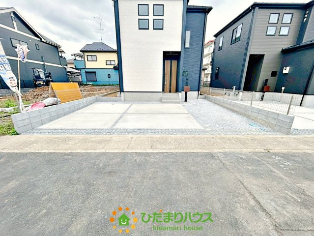 久喜市三箇５期　新築一戸建て　02　グラファーレの駐車場