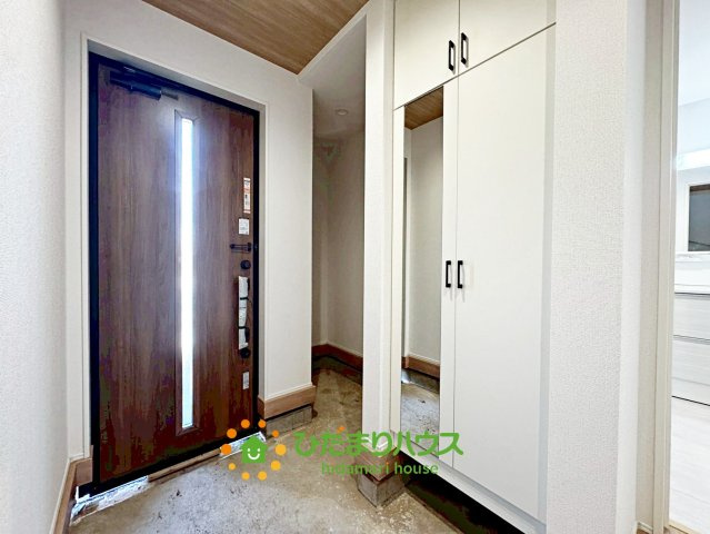 久喜市三箇５期　新築一戸建て　02　グラファーレの玄関