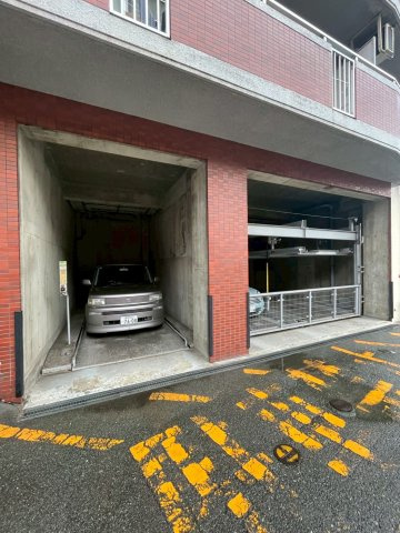 ビエラコート西新の駐車場