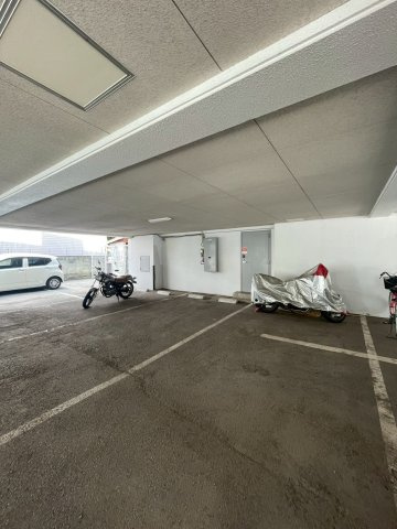 ビュークレスト大橋2の駐車場
