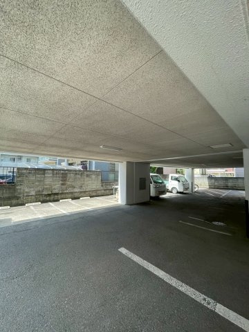 ビュークレスト大橋2の駐車場