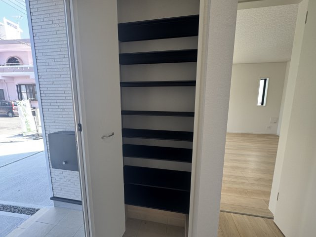 糸満市喜屋武　第6（全3棟）3号棟の玄関|3号棟　十分な収納付き玄関♪