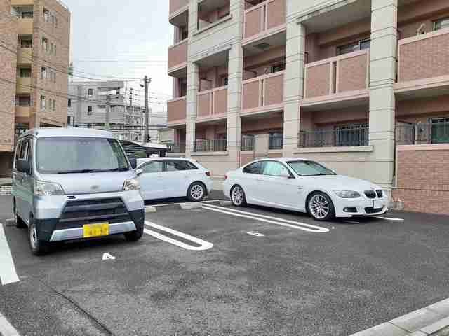 ヒュースロア井尻の駐車場