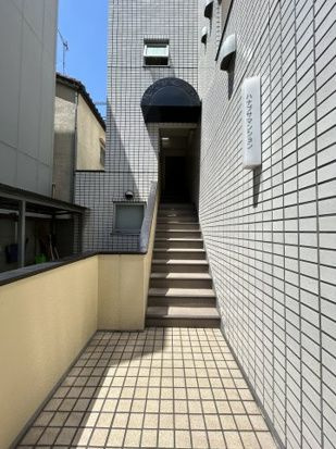 ハナブサマンションのエントランス