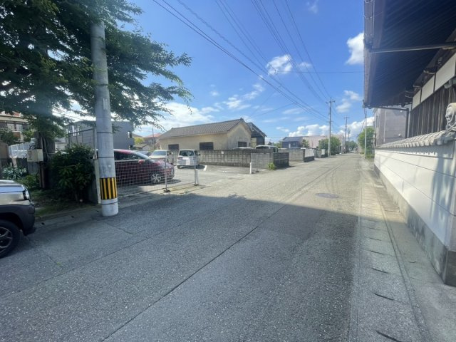本町四丁目土地　駐車場用地の前面道路含む現地写真