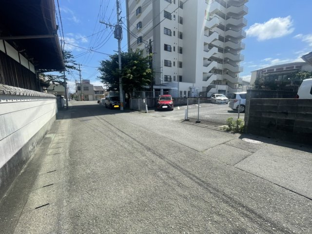 本町四丁目土地　駐車場用地の前面道路含む現地写真