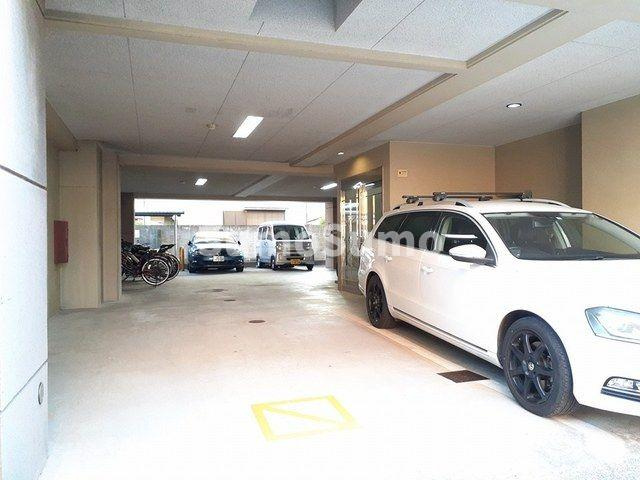 ハイネタウン箱崎の駐車場