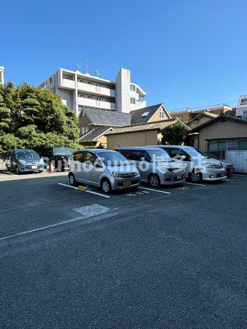 ビジネス・ワン六本松の駐車場