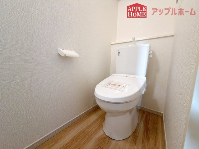 [新築住宅] さいたま市西区指扇 15期のトイレ|白を基調とした清潔感のある明るい空間。温水洗浄便座付きで、毎日快適・清潔に使用できます。操作しやすい壁面リモコンを採用しています。