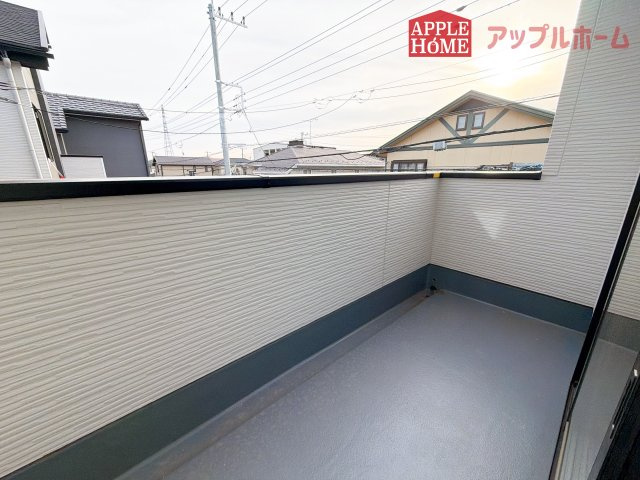 [新築住宅] さいたま市西区指扇 15期のバルコニー|家族分の洗濯物もしっかり干せます。日当たりも良く、毎日のお洗濯が楽しくなりそう♪お布団は手軽に干せていつもポカポカに☆