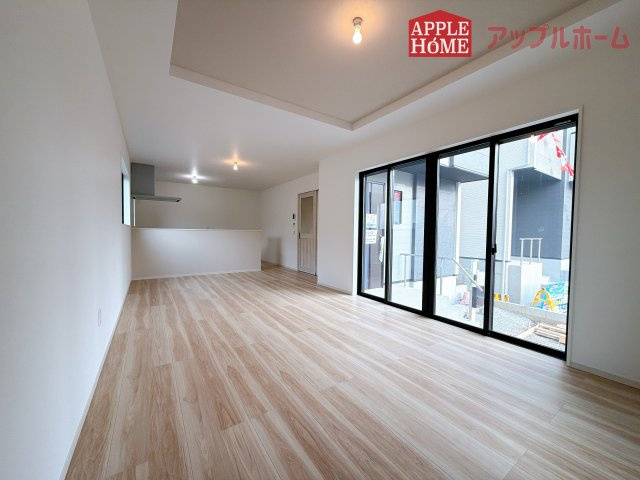 [新築住宅] さいたま市西区指扇 15期の居間・リビング|窓から差し込む光で家族を温かく包み込みます。明るいリビングで子育てする喜びを☆いつでも見学可能です！