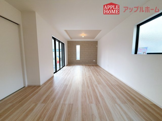 [新築住宅] さいたま市西区指扇 15期の居間・リビング|広々リビング×対面キッチンで家族の会話も弾みます♪家族団らんの秘訣は間取りにあり☆夢のマイホームを一緒に叶えましょう！