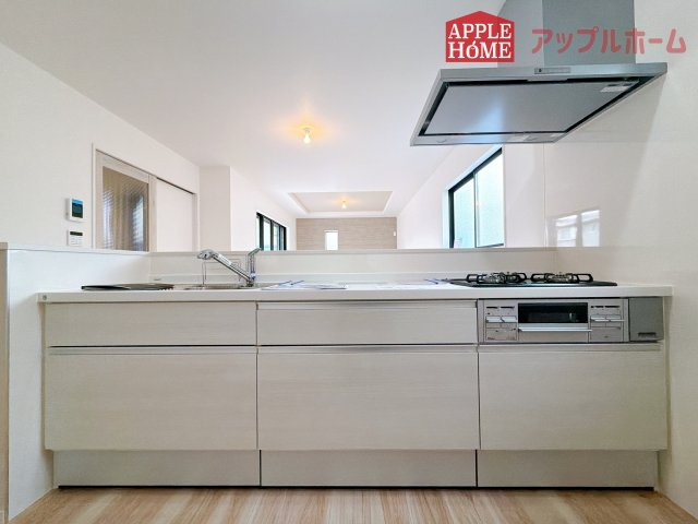 [新築住宅] さいたま市西区指扇 15期のキッチン|見栄えもよくお手入れもスムーズに出来ます。豊富な収納力もございますので、キッチンスペースをスッキリとお使い頂けそうです。