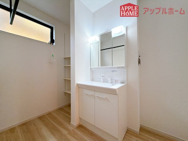 [新築住宅] さいたま市西区指扇 15期の独立洗面台|ゆとりの洗面スペースで朝の身支度も快適スムーズに。３面鏡で髪のセットやお化粧もストレスなくこなせ、朝から気分良く通勤通学に向かえそうですね！鏡の裏にはたっぷりと収納スペースを標準装備