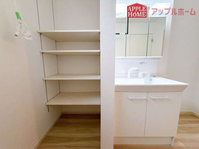[新築住宅] さいたま市西区指扇 15期の独立洗面台|暮らしを快適にする三面鏡仕様の洗面化粧台。収納力と機能性に優れた使いやすい設備で、忙しい朝の身支度もスムーズに♪