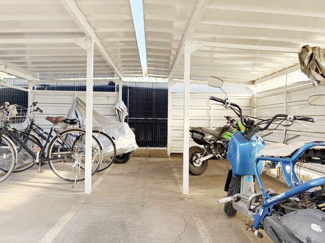 【駐車場】 | バイク置き場。空き区画の有無や駐輪料金、サイズおよび排気量規定などについては、改めてお問い合わせください。～即日のご見学可能～　お問合せはお気軽にどうぞ。