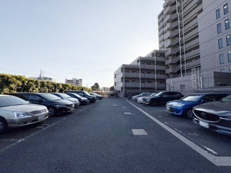 【駐車場】 | マンションの駐車場スペース。空きの有無や駐車料金、サイズ規定などについては、改めてお問い合わせください。～即日のご見学可能～　お問合せはお気軽にどうぞ。