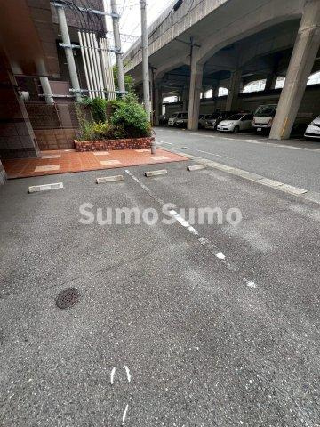 ハイネスエミュ21の駐車場