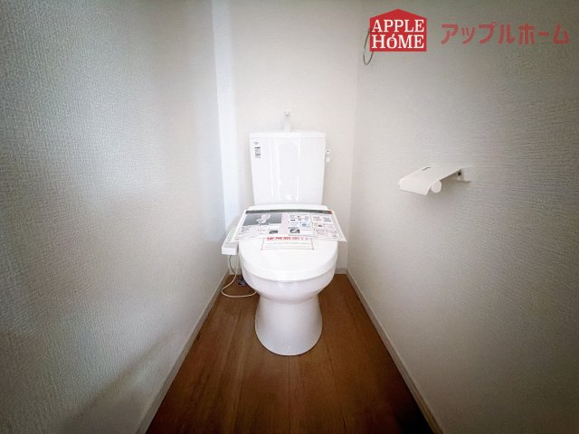 [新築住宅] さいたま市西区内野本郷 7期のトイレ|白を基調とした清潔感のある明るい空間。温水洗浄便座付きで、毎日快適・清潔に使用できます。操作しやすい壁面リモコンを採用しています。