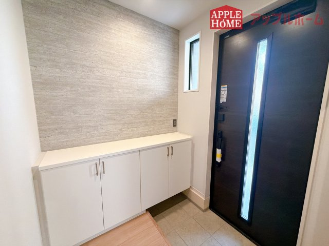 [新築住宅] さいたま市西区内野本郷 7期の玄関|住まう人も来客も入った時にワクワクさせてくれるオシャレな玄関♪収納もたっぷりあるので、靴がたくさんあっても安心！