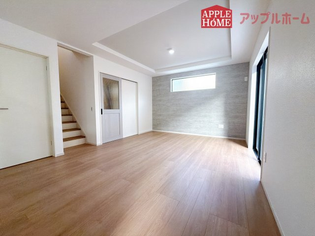 [新築住宅] さいたま市西区内野本郷 7期の居間・リビング|窓から差し込む光で家族を温かく包み込みます。明るいリビングで子育てする喜びを☆いつでも見学可能です！