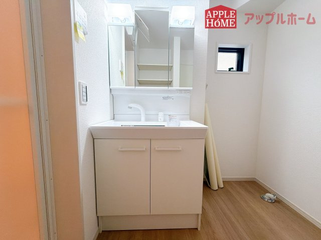 [新築住宅] さいたま市西区内野本郷 7期の独立洗面台|ゆとりの洗面スペースで朝の身支度も快適スムーズに。３面鏡で髪のセットやお化粧もストレスなくこなせ、朝から気分良く通勤通学に向かえそうですね！鏡の裏にはたっぷりと収納スペースを標準装備