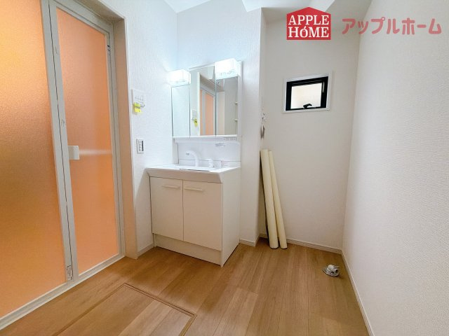 [新築住宅] さいたま市西区内野本郷 7期の独立洗面台|暮らしを快適にする三面鏡仕様の洗面化粧台。収納力と機能性に優れた使いやすい設備で、忙しい朝の身支度もスムーズに♪