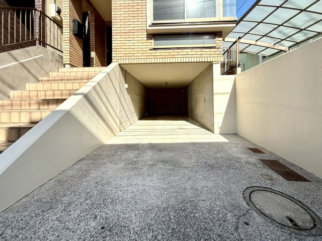 六角橋６丁目戸建の駐車場|都会の利便性と、住まいの落ち着きを両立
