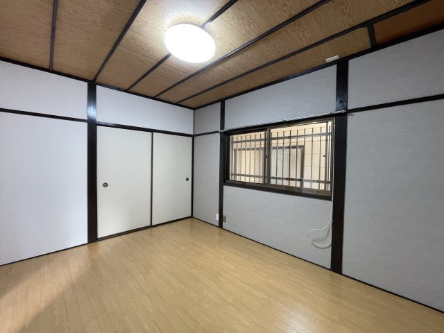 垂水区五色山2丁目の洋室|【1階洋室/約6.0帖】玄関横に配置された洋室。独立性があるため、ゲストルームや書斎など多目的に使えそうです。