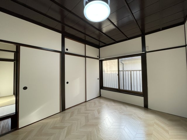 垂水区五色山2丁目の洋室|【2階洋室/約6.0帖】ヘンリボーン柄の床材が採用された、お洒落な洋室。天袋付きの収納スペースが備わっています。