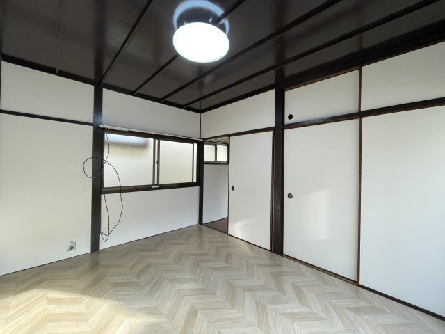 垂水区五色山2丁目の洋室|【2階洋室/約6.0帖】ベッドやデスクを置ける広さがあり、子ども部屋としても活用できそうです。