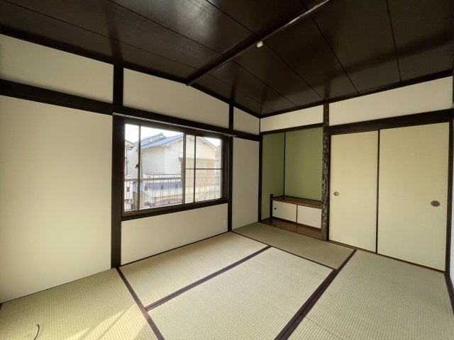 垂水区五色山2丁目の和室|【2階和室/約6.0帖】寝室として使いやすそうな約6.0帖の和室。押し入れ付きのため、寝具もすっきりと仕舞えます。