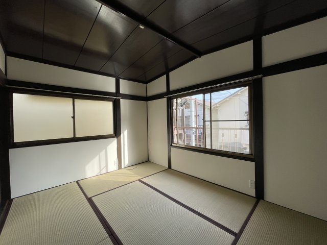 垂水区五色山2丁目の和室|【2階和室/約6.0帖】和の趣が魅力的な和室も備わっています。床の間が備わっており、季節の花や掛け軸などを飾ってお楽しみいただけます。