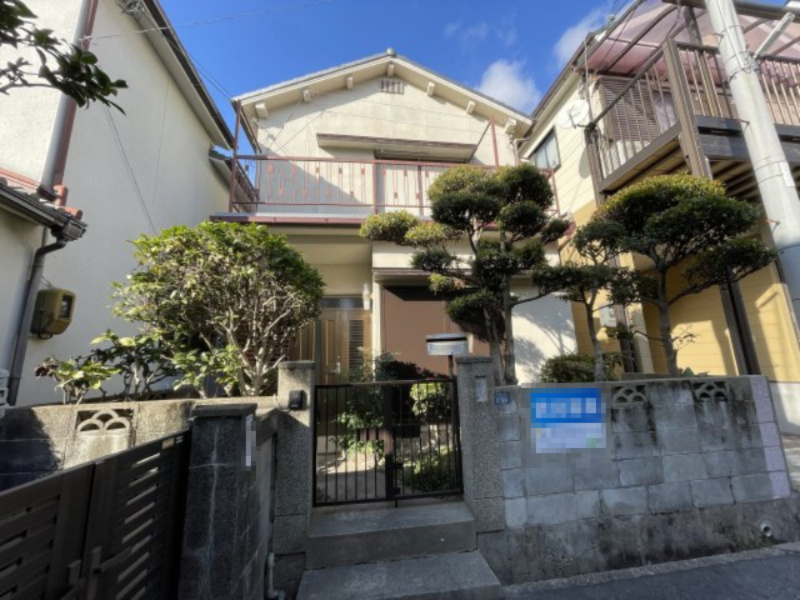 垂水区五色山2丁目の外観|第一種低層住居専用地域でありながら、徒歩圏内に商業施設が点在する暮らしやすい住環境です。徒歩6分圏内にウエステ垂水、プリコ垂水、コープミニ霞ヶ丘などがあり、買い物施設も充実しています。