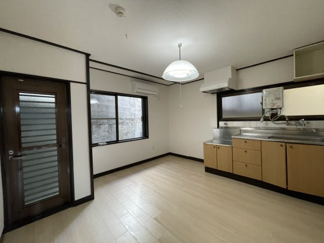 垂水区五色山2丁目のキッチン|【ダイニングキッチン/約7.5帖】空間を有効に使える壁付けタイプのキッチン。ダイニングまでの動線が短いため、食事の準備や後片付けをスムーズに行えそうです。