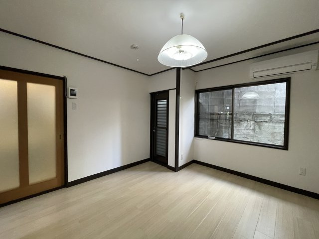 垂水区五色山2丁目のダイニング|【ダイニングキッチン/約7.5帖】ダイニングキッチンから洗面室へと直通アクセスができ、家事動線良好です。北側に勝手口も設けられています。