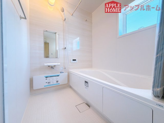 [新築住宅] 熊谷市中恩田  全3棟の浴室|窓付きのバスルームは、採光もあり明るく気持ちの良い空間です。窓があることで、換気環境も良好。掃除もスムーズに出来ます