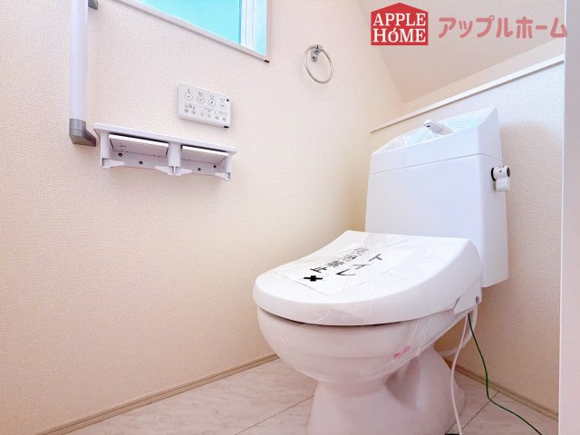 [新築住宅] 熊谷市中恩田  全3棟のトイレ|白を基調とした清潔感のある明るい空間。温水洗浄便座付きで、毎日快適・清潔に使用できます。操作しやすい壁面リモコンを採用しています。